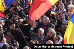 Călin Georgescu, în mijlocul protestatarilor, cu ocazia zilei de 24 decembrie, Ziua Unirii Principatelor Române.