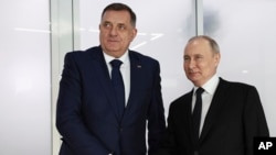 Milorad Dodik (L), predsjednik bh. entiteta Republika Srpska, ranije više puta optuživan sa secesionističku politiku, sa ruskim predsjednikom Vladimirom Putinom, Kazanj, Rusija, 21. februar 2024.