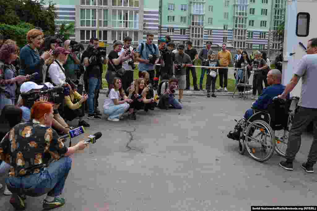Звільнений з полону військовий спілкується з пресою.Як і в попередні два дні великого обміну, серед звільнених з полону було чимало поранених та хворих захисників