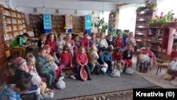 Unii dintre beneficiarii activistelor de la Kreativis