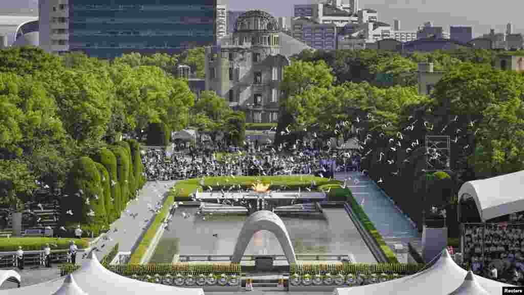 Гълъби летят над Парка на мира, който е с изглед към разрушения Купол на атомната бомба, 6 август 2025 г.