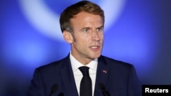 Președintele Franței, Emanuel Macron, la Atena, la reuniunea statelor mediteraneene, pe 17 septembrie. Ulterior, decizia sa dură de a retrage ambasadorii Parisului din SUA și Australia pentru consultări, a surprins chiar dacă pierderea contractului este o lovitură.