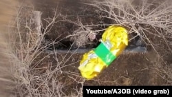 Бійці «Азову» скидають з дрона в окоп бойовому медику кров для переливання пораненому бійцю, серпень 2025 року