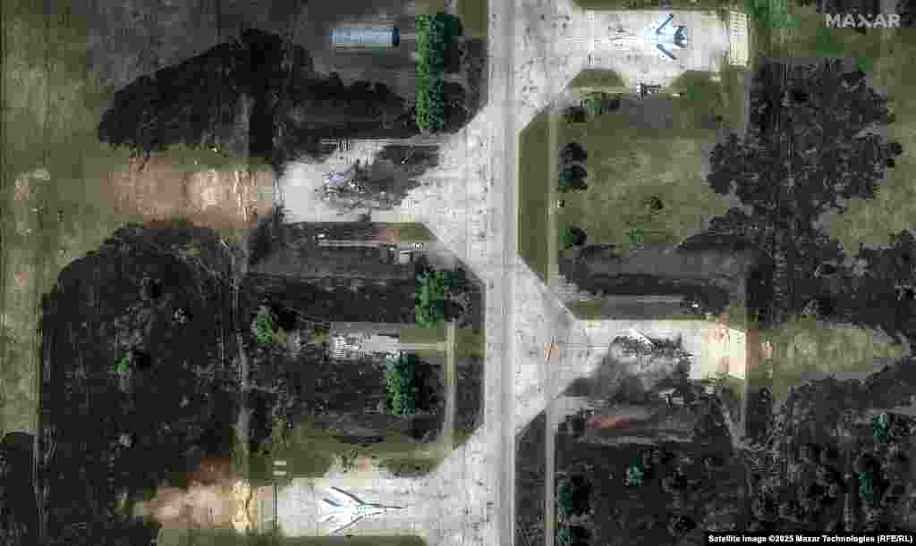 Russiýanyň Belaýa howa bazasynda "TU-22" kysymly uçarlaryň 22-nji maýda düşürilen we Ukrainanyň pilotsyz uçar hüjümlerinden soňky suratlary.