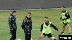 армянская сборная проводит тренировку на Республиканском стадионе, Ереван, 25 марта 2011 г.