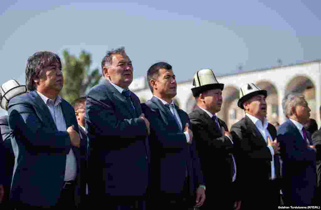 Депутаты Жогорку Кенеша.