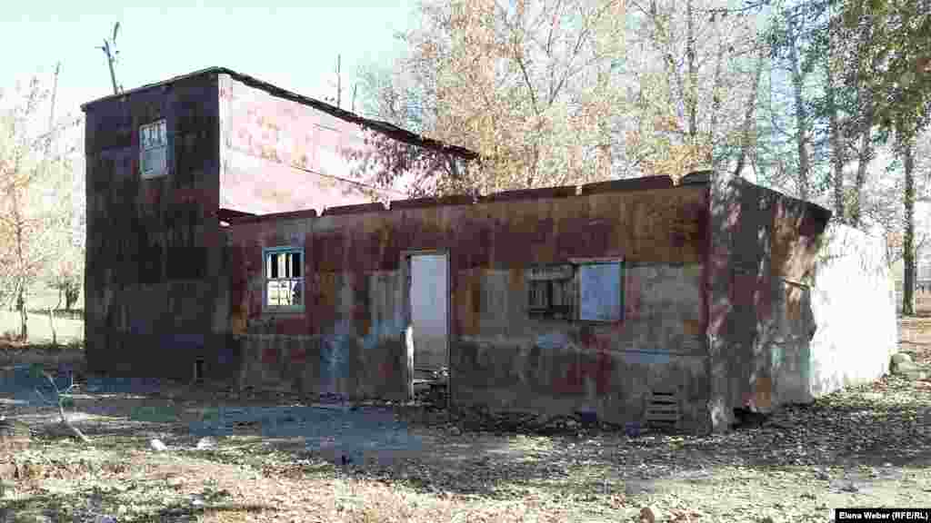 Заброшенное здание в селе Садовое. После паводка в 2015 году, разрушившего десятки домов, около 10 семей переехали из этого села либо в город, либо в соседнее село. Сделать это удалось благодаря полученной денежной компенсации за счет средств из общественного фонда пострадавшим от паводка, куда перечисляли деньги казахстанцы. Из-за того, что у этих людей были некоторые проблемы с документами на разрушенные дома, они не смогли получить компенсацию из бюджета.&nbsp;