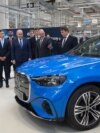 Prim-ministrul Ilie Bolojan (centru) la lansarea noii linii de asamblare a unităților de propulsie pentru modelul Mercedes-Benz GLC full-electric, la Sebeș. Statul român a finanțat proiectul cu 37,5 milioane de euro pentru crearea de locuri de muncă. Rezultatul: zero.