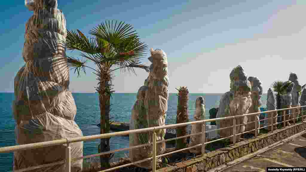 Ternaqnıñ bir tarafında ekzotik ösümliklerni suvuqlardan qurtarmaq içün örteler