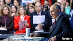 Президент России Владимир Путин проводит ежегодную пресс-конференцию в Москве, 19 декабря 2025 года