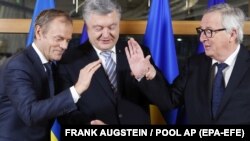 Порошенко в компанията на Туск и Юнкер. 