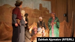 Бакен Кыдыкеева атындагы жаштар театрынын актерлору.