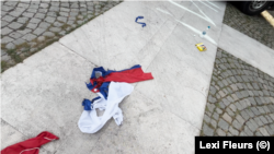 Разкъсано и прогорено руско знаме и кутия тебешири, които Александра Милева е използвала за протестната си акция