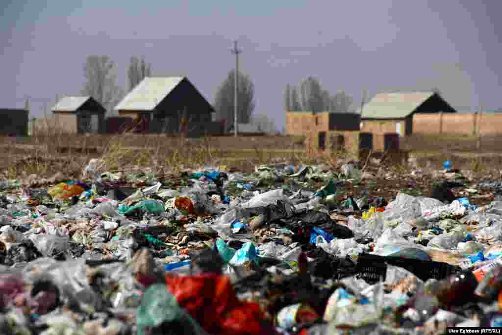 Санитардык норма боюнча турак-жай менен таштанды талаасынын ортосунда 500 метр аралык сакталышы шарт. Деген менен таштанды талаасы менен бүтүндөй бир конуштун ортосу 10 гана метр.