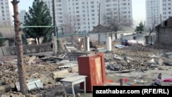 На месте сноса дома на улице Бородино в столице Туркменистана. Ашгабат, 8 февраля 2015 года.