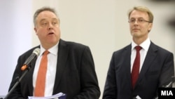 Известувач на ЕП за Македонија, Ричард Ховит и евроамбасадорот Аиво Орав. 