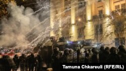 სპეცრაზმი და პროტესტის მეხუთე დღე რუსთაველზე