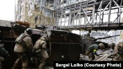 «Кіборги» (українські військові, які захищали донецький аеропорт) під обстрілом забирають тіло танкіста, 19 жовтня 2014 року 