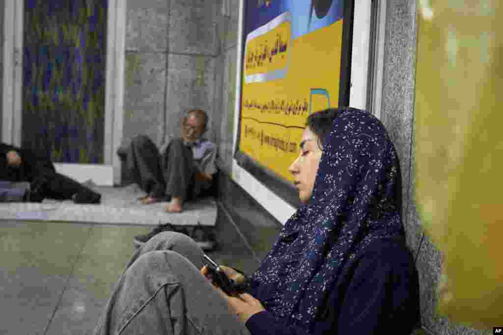 مردم روی زمین یا پله‌ها ملحفه و پتو پهن می‌کردند یا می‌نشستند و درحالی‌که صدای جت‌های جنگنده و انفجارها از خیابان‌های بالای سرشان شنیده می‌شد، در گوشی‌هایشان می‌گشتند. 