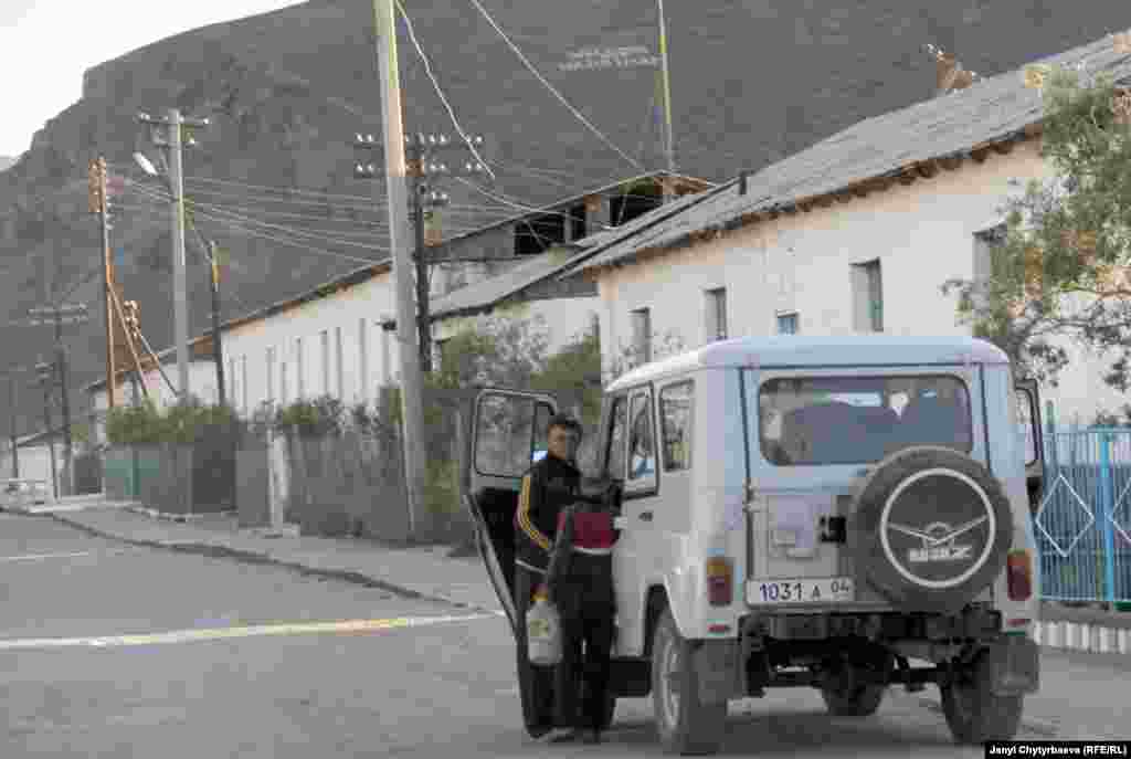 Сүрөттө: Мургаб шаарынын сыртындагы тоонун бетинде исмаилердин ханзаадасы Ага Ханды куттуктаган сөздөр таш менен жазылган. Памир элдерине кирген исмаилерге Ага Хандын өнүктүрүү кору берешен колдоо көрсөтүп келет. Памирилер 7-8 тилде сүйлөшөт. Кыргыздардан айырмаланып, өз мектептери жок.