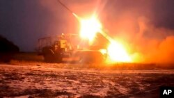 საილუსტრაციო ფოტო: რუსეთის საარტილერიო დანადგარი "გრადი" რაკეტას უშვებს კურსკში უკრაინის ჯარების პოზიციების მიმართულებით. კადრი რუსეთის ფედერაციის თავდაცვის სამინისტროს მიერ 2025 წ. 16 იანვარს გავრცელებული ვიდეოდან.