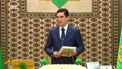 Türkmen resmileri maňlaýlaryna nämäni sylýarlar?