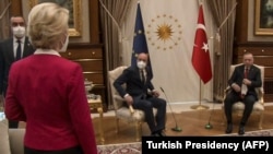 Разпределението на местата по време на срещата между Урсула фон дер Лайен, Шарл Мишел, Раджеп Тайип Ердоган и Мевлют Чавушоглу