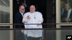 Papa Francisc, la balconul spitalului unde a fost internat din 14 februarie, salutând mulțimea adunată, înainte de externare.