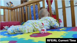 Ымыркайлар үйүндөгү бөбөк. Иллюстрациялык сүрөт.