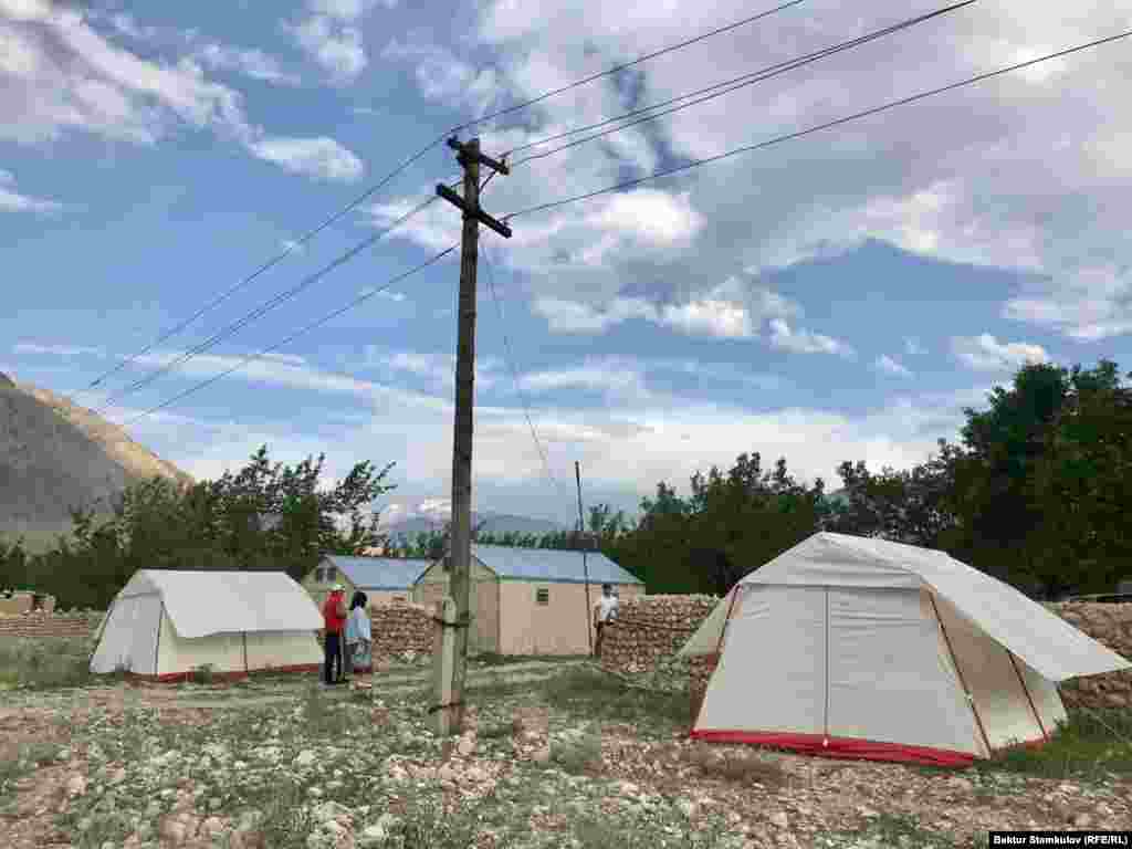 Эл аралык уюмдар жеткирип берген чатыр, көчмө чакан жайлар жеңил материалдан жасалгандыктан күндүз ичи үп тартып, түнкүсүн суук экенин жергиликтүү тургундар билдиришти.