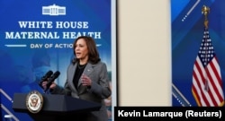 АКШнын вице-президенти Камала Харрис Вашингтондогу Ак үйдө энелердин саламаттыгы тууралуу сүйлөп жатат, 7-декабрь, 2021-жыл