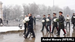 Reprezentanți ai Ministerului Apărării și Ministerului Afacerilor Interne depun flori la monumentul lui Ștefan cel Mare în cadrul ceremoniei dedicate Zilei Memoriei și Recunoștinței, 2 martie 2025.