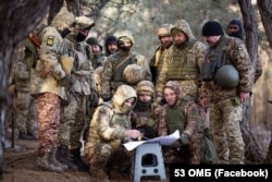 Солдаты 53-й механизированной бригады ВС Украины позируют, чтобы реконструировать картину Репина в январе 2024 года