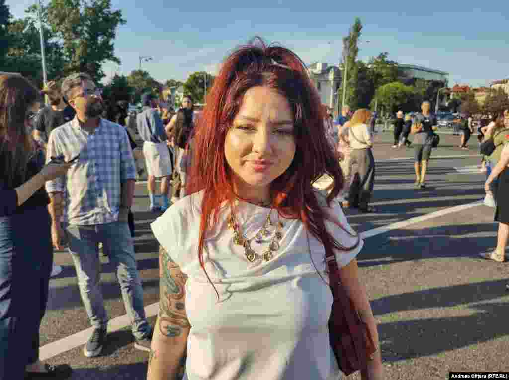 „Am venit pentru că s-au adunat foarte multe frustrări”, a spus Europei Libere Avin Arabo (32 de ani), participantă la protest. „Prea multe femei suferă din cauza violenței domestice și ne dorim ca instituțiile să își facă datoria și să acționeze corect de fiecare dată”.