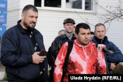 Уладзімер Цыгановіч (у чырвоным) і Сяргей Ціханоўскі, архіўнае фота