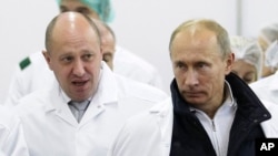 Питердик миллиардер Евгений Пригожин менен орус президенти Владимир Путин. 