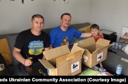 Vjačeslav Semenjuki (lijevo) s kolegom volonterom priprema se za sesiju rastavljanja jednokratnih e-cigareta.