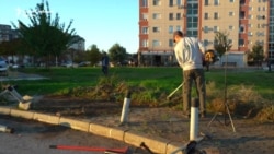 Кој е „Градинарот“ Андреј, кој волонтерски ги уредува зелените површини низ Скопје?