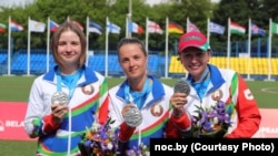 Карына Казлоўская (зьлева) ў зборнай Беларусі, архіўнае фота