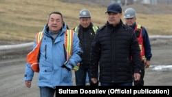 Президент Садыр Жапаров (справа) и внешний управляющий рудником Тенгиз Болтурук на месторождении Кумтор. Июнь 2021 года. 