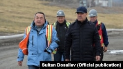 Президент Садыр Жапаров жана Теңгиз Бөлтүрүк Кумтөр кенинде. 15-июнь, 2021-жыл.