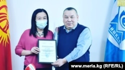 "Азаттыктын" кабарчысы Бактыгүл Чыныбаевага мэриянын Ыраазычылык катын тапшыруу учуру. 2020-жылдын 30-декабры.
