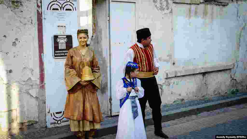 «Küçük Qudüs»niñ türk ammamı. «Tunç ammamcı hanım» – yerli tiri eykeller teatrinde çalışqan qız