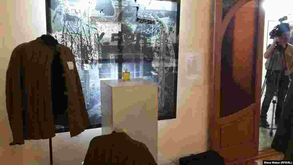 Инсталляция Алмагуль Менлибаевой под названием "Шанель № 5" в окружении лагерных "ватников" многих заставила вдуматься в ее суть. Оказалось, что в основе этой идеи лежат воспоминания одной из узниц АЛЖИРа, которую арестовали прямо в театре, в вечернем наряде, благоухающую ароматом известных французских духов. Как следует из воспоминаний этой узницы, в лагере несколько заключенных женщин из кремлевской элиты, почуяв знакомый аромат "Шанель № 5", окружили ее и вдыхали остатки именитого парфюма, напомнившего им прежнюю жизнь.