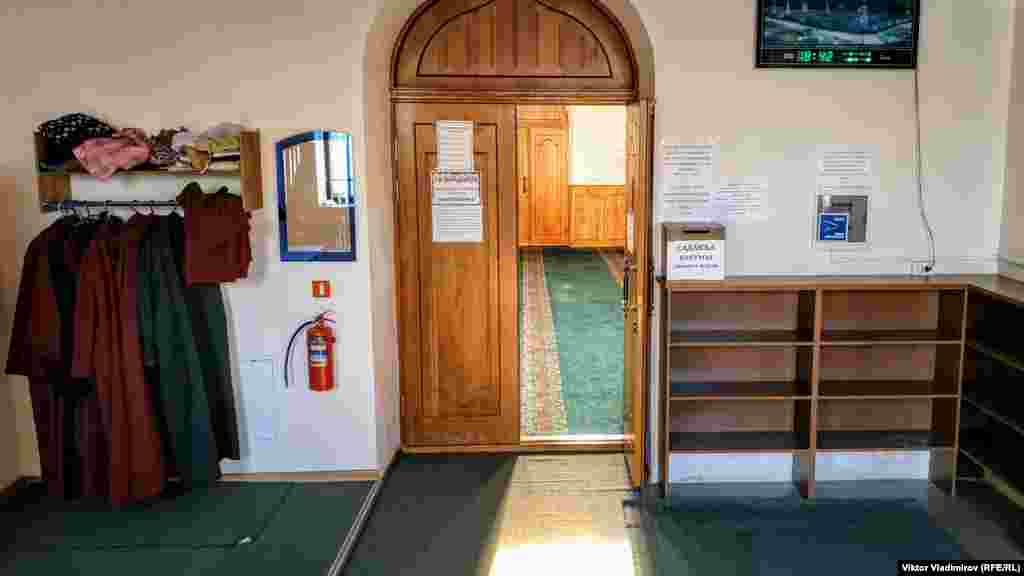 2001 senesi iyülde Bağçasaray şeer şurasınıñ qararınen cami binasını "Mustafa Cami" diniy cemiyetine qaytardılar