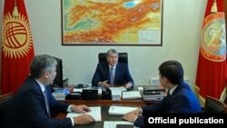 Алмазбек Атамбаев принял главу МИДа Эрлана Абдылдаева и завотделом внешней политики своего аппарата Сапара Исакова.