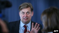 Задържаният е сътрудник на Максимилиан Кра (на снимката) - член на Европейския парламент от крайнодясната партия "Алтернатива за Германия"