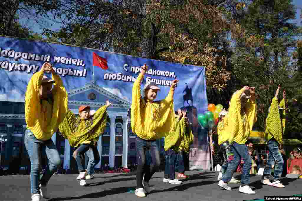 Учурда Бишкек шаары төрт райондон, бир шаарча жана айылдан турат. Алар: Биринчи Май, Ленин, Октябрь, Свердлов райондору, Чоң-Арык шаарчасы жана Орто-Сай айылы.