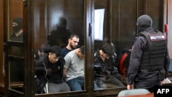 Un grup de inculpați acuzați de implicare în atacul armat de la sala de concerte Crocus City Hall din 2024, soldat cu peste 140 de morți, pe banca acuzaților la procesul început la Moscova pe 4 august 2025.