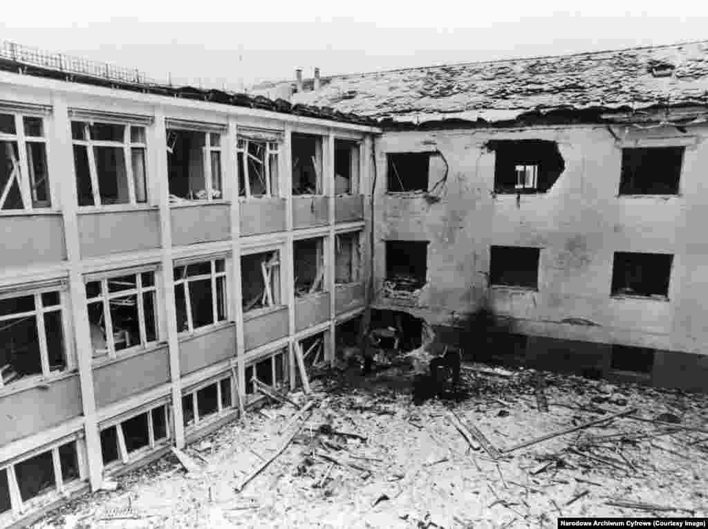 Месца выбуху бомбы ў офісе РСЭ/РС ў Мюнхэне ў лютым 1981 году.Эфэктыўнасьць Радыё Свабода пацьвярджалі шматлікія напады на яго супрацоўнікаў і аб’екты. У 1981 годзе выбух, як мяркуецца, аплачаны камуністычным кіраўніком Румыніі Нікаляе Чаўшэску і арганізаваны Ільічом Рамірэсам Санчэсам пад мянушкай Карляс Шакал, сумнавядомым вэнэсуэльскім марксісцкім тэрарыстам, разбурыў кут будынку мюнхэнскай штаб-кватэры Радыё Свабода.